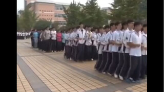 Pose apa ini? Apakah sekolah perlu melatih anak-anak dengan cara yang begitu "seragam dan rapi"?