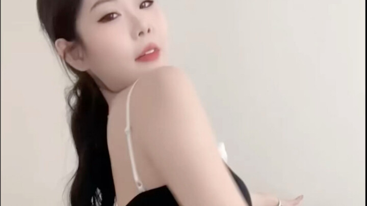 Little Fox Cat (shorts, mature femme hot dance, her eyes and expressions are truly captivating.