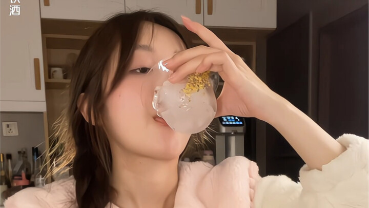 "Log Pelepas Stres" Malam Yuanxiao Minum Sendirian di Rumah
