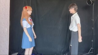 Asuka và Ikari Shinji chào