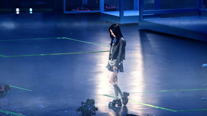 Seriously… Does this diva just tilt her head and the high notes just soar?
