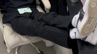 Mencuri makan gratis saat teman sekamar sedang tidur