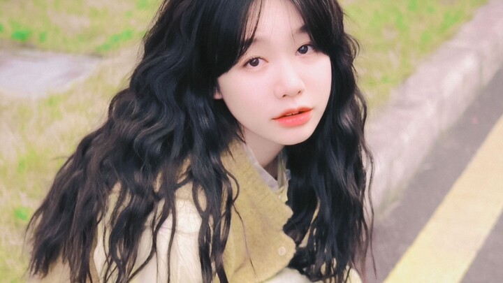 How does she manage to be cute without being fake? No one can resist a sweet girl, right?!