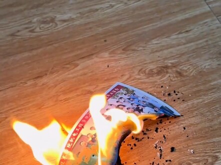 After the college entrance exam, a student angrily burned their graduation photo: “I never want to s