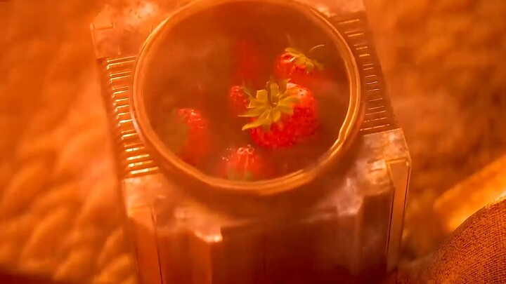 Pria yang haus luar biasa itu menawarkan stroberi. Sungguh mewah!