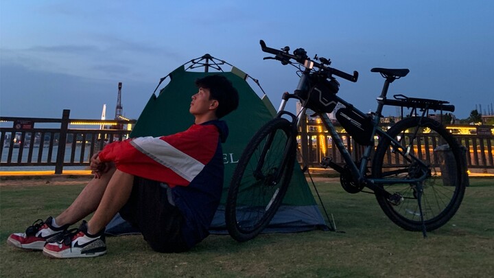 ระหว่างเรียนมหาวิทยาลัยฉันทำงานพิเศษมาเรื่อยๆ เพื่อเก็บเงิน แล้วใช้เวลาช่วงปิดเทอมปั่นจักรยานออกเดิน