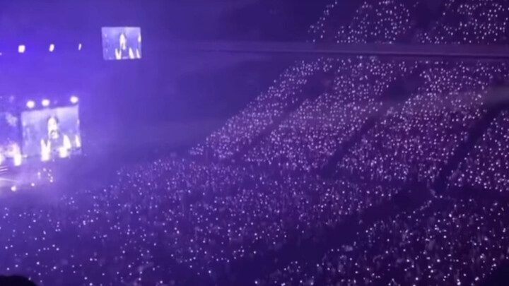 Ningning menyanyikan lagu “Melody” sambil menembus nada-nada tinggi di hadapan 37 ribu penonton di D