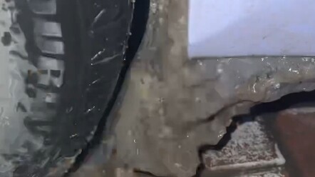 How do I remove the ice from the mudguards?