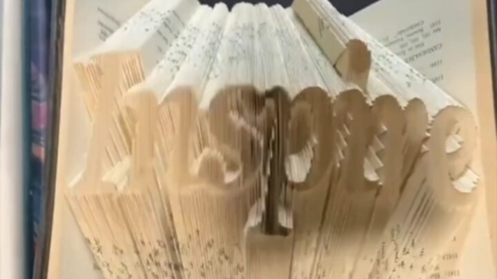 Pemuda asing melipat kata “semangat” dari kertas (Saudara Keterampilan Luar Biasa)