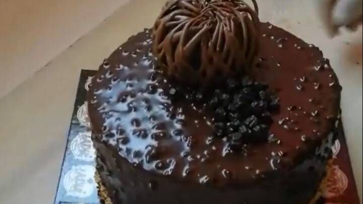 Cake decorating even clumsy bakers can master! Become a cake-decorating pro in just a few minutes—su