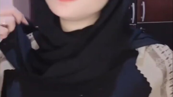 Black Hijab + Soft Makeup = Timeless Beauty😘