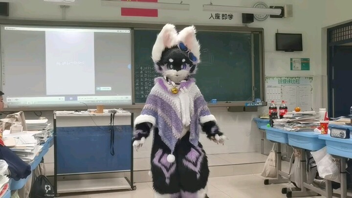 في رأس السنة، رقصت في المدرسة مع التيار كأنني إله!