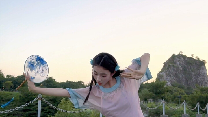 A graceful, ethereal maiden in traditional Chinese style ventures into the mountains🍃