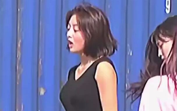 Ai cũng biết chó Shiba Twice chẳng sợ nóng, mặc áo dài tay vẫn vui vẻ như thường.