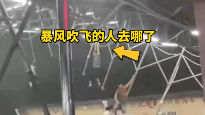 A sudden violent storm in Yichang, Hubei Province, has been reported. No one was blown onto the roof