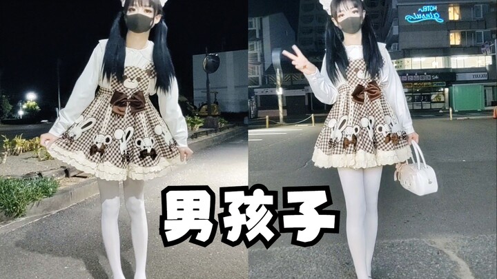 أي مرحاض يجب أن يدخله الفتى الذي يرتدي ملابس بنات عند الخروج؟