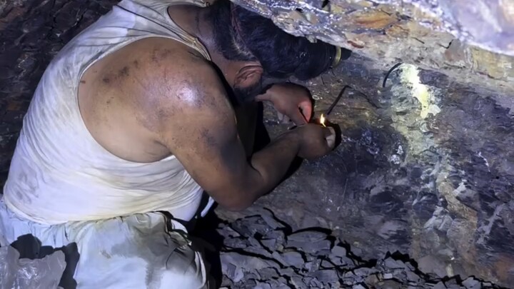 Penambangan Berlian Hitam – Kisah Nyata Para Pekerja di Dalam Terowongan Tambang