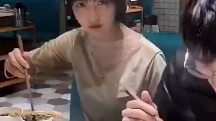 冒死给闺蜜的男友夹菜！！