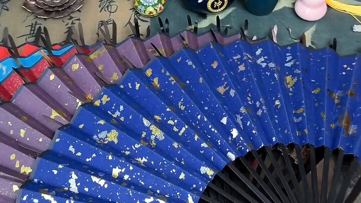 Kipas Sepuluh Ribu Pedang Bersatu pada Satu Sumber. Pernahkah kamu melihat kipas seperti ini? Segala