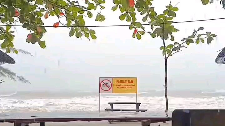 Ombak dan Hujan