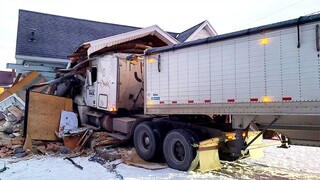 20 Extremely IDIOTS DANGEROUS Truck Crashing - Truck Disaster Compilation- Crane Fails -Truck In Mud