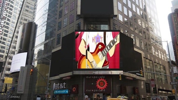 Gadis bernuansa cerah itu menyanyikan U&I di Times Square, New York