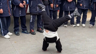 فتى الشارع الصغير ذو الخمس سنوات، هذه الحركات رائعة جدًا!