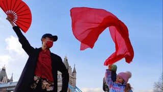 Semoga warna merah panjang ini berputar dan terbang, berubah menjadi sinar fajar cinta.