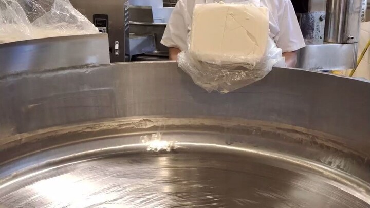 هل سبق لكم أن رأيتم أرنبًا أبيض كبيرًا بهذا الحجم؟