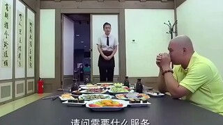 小伙自助餐吃饱了要打包，被告知吃不完要罚款，接下来搞笑一幕！