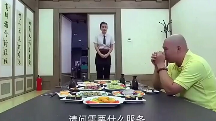 小伙自助餐吃饱了要打包，被告知吃不完要罚款，接下来搞笑一幕！