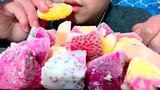 吃冰冻水果大杂烩，听脆脆沙沙的声音！