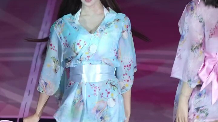 Cô gái trong sáng thế này chắc hẳn vẫn chưa từng yêu đâu nhỉ?