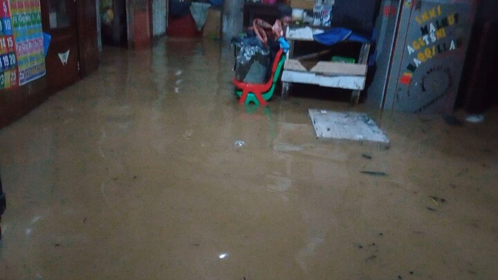 sedih rumah saya kebanjiran