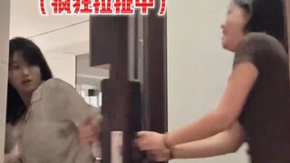 女生顺手帮闺蜜拿外卖，结果把她吓哭了