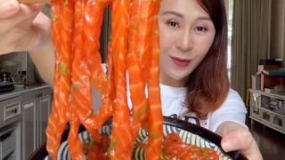 Mirip cacing gede gak   …. Jadi pertama aku lihat salmon dipotong kayak mie gini tuh di resto Korea