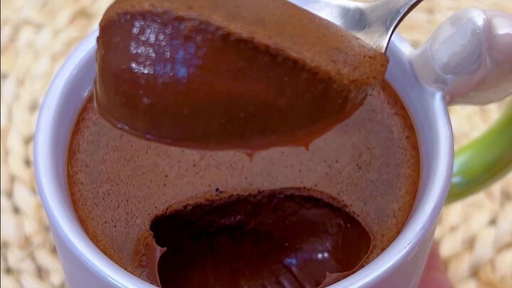 Cokelat dan susu cukup digoyang-goyang, langsung jadi kue lava yang super lembut dan mulus! Sungguh 