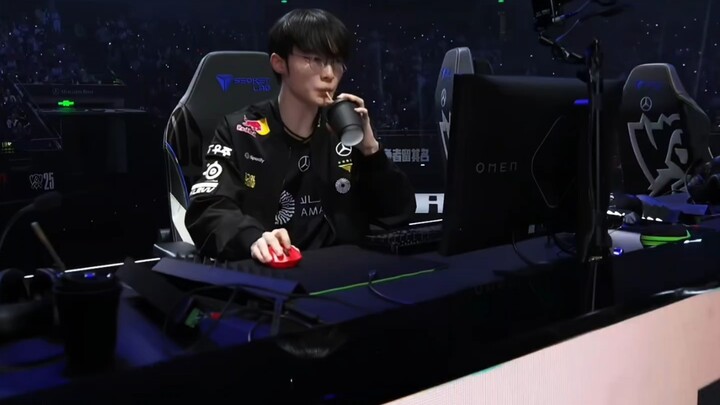 Take panjang terbaik tahun ini! Gaya pengambilan gambarnya langsung bikin suasana mendesak, kan?