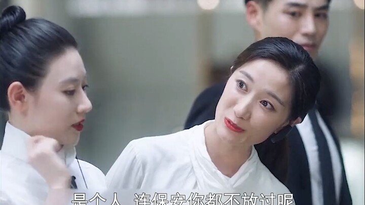Bà thím trông bình thường đến cửa hàng hàng hiệu bị nhân viên phớt lờ, ngờ đâu hóa ra lại là một nữ 