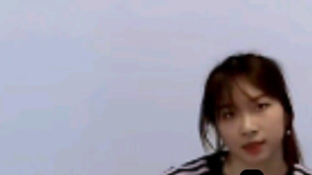 Karena aku tidak bisa mengendalikan ekspresi wajahku dengan baik, aku meminjam chorus Tomboy Minnie 