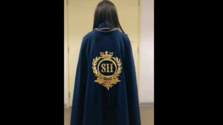 Semua orang yang mengenakan jubah perang terlihat sangat tampan (x)