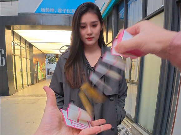 باستخدام قطع الزهور لأتبادل الهدايا مع الفتاة الجميلة، هذه الدقيقتان هما ذروة حياتي!