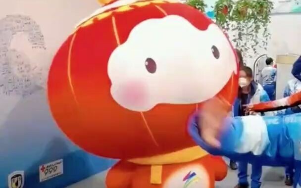 Turns out Xue Rongrong is the real star of the Olympic Village! Surrounded by countless enthusiastic