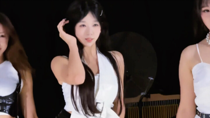 【Nikki】กระโปรงหนังกลับมาอีกครั้ง เต้นคัฟเวอร์แนวตั้งเพลง abracadabra สุดปัง