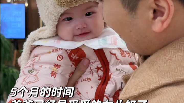 Con gái do bố nuôi lớn mà nũng nịu quá đi mất, anh ấy bảo dù có mệt đến đâu cũng đáng.