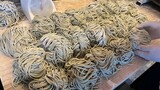 번호표 받으셔야죠! 하루 1,000 그릇 팔리는 매생이 해물 쑥 칼국수 Korean Seafood Noodle - Korean street food, Korean food