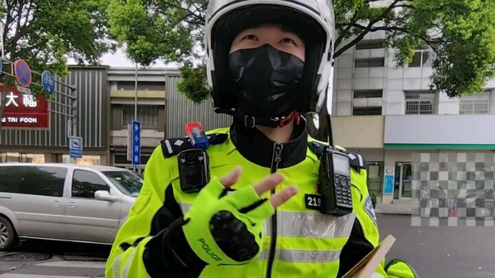 Polisi Lalu Lintas Nanjing langsung berubah jadi “pemandu wisata” saat bertemu turis dari luar kota