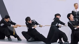 Chu Thâm, Trương Chấn Nguyên và Vương Hạc Địch dùng sức cho con bú trong trò kéo co! Em bé nhỏ này t