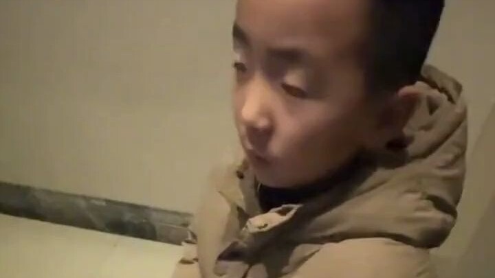 6 Februari, Nanjing, Jiangsu: Ayah mengantar putranya ke sekolah dan baru sadar bahwa di dalam tas s