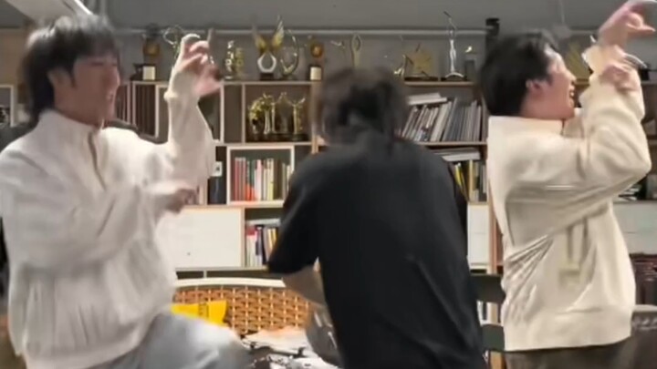 【Wuhua Bawen】Hmm, even the shoe falling off is your fault for shaking it—hahaha!